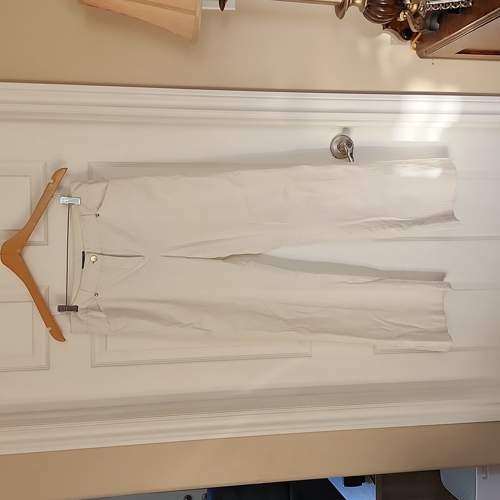 Tahari White Ribbed Dress pants. Size 10.